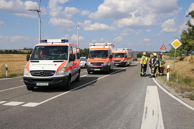 Bei Rothenburg ob der Tauber ist es am Sonntag zu einem schrecklichen Unfall gekommen. Zwei Menschen starben noch an der Unfallstelle, eine junge Frau erlag ihren Verletzungen in der darauffolgenden Nacht.