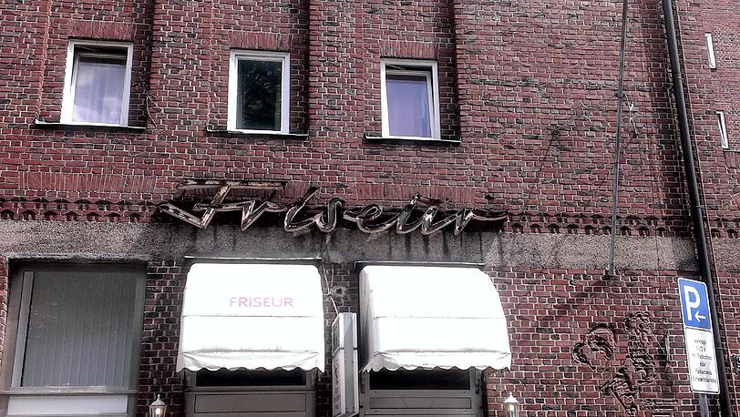 Wo mal "Friseur" stand, ist immer noch ein Friseur drin - ein Bild aus der Bergmannstraße.