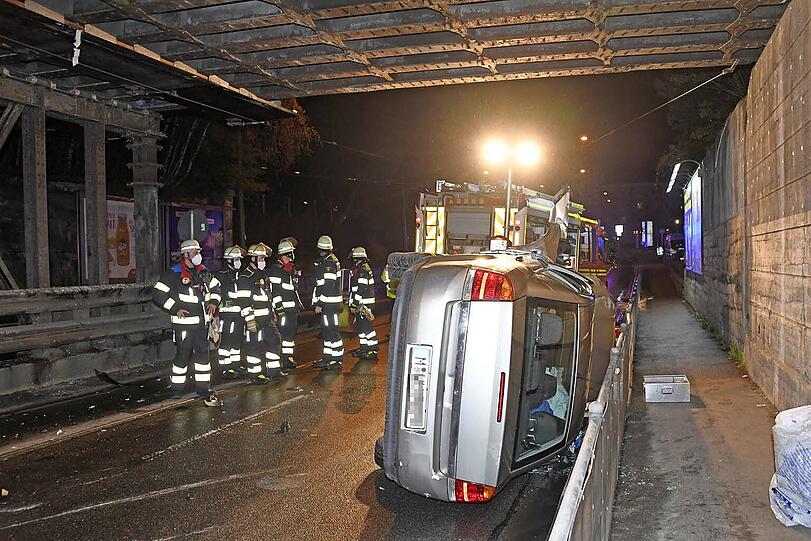 Während der Rettungsmaßnahmen musste der Bereich für den Verkehr komplett
gesperrt werden.