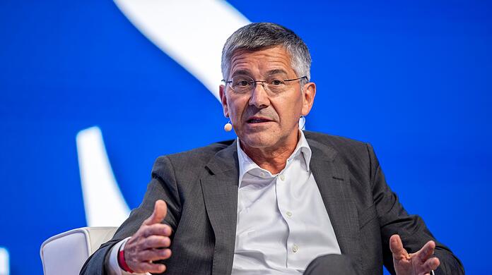 Herbert Hainer, Präsident des FC Bayern München, spricht.