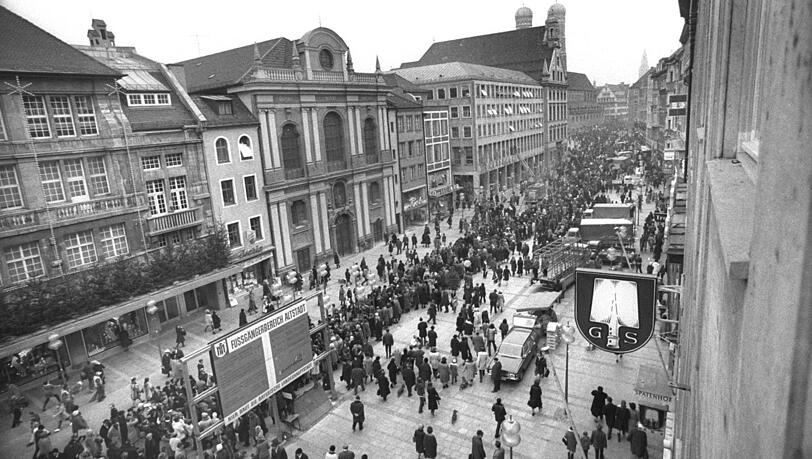 10. Januar 1972: Mit einer Dackelparade wird die nagelneue Fußgängerzone eingeweiht - am 16.2.1968 hatte der Stadtrat grünes Licht zum Bau gegeben 10. Januar 1972: Mit einer Dackelparade wird die nagelneue Fußgängerzone eingeweiht - am 16.2.1968 hatte der Stadtrat grünes Licht zum Bau gegeben