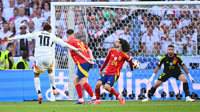 Diese Szene lässt Deutschland diskutieren. War es ein strafbares Handspiel von Cucurella?