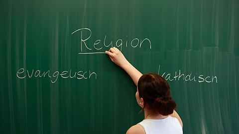 An Bayerns Schulen gibt es nach einer erfolgreichen Pilotphase nun dauerhaft die Möglichkeit, an Grund- und Mittelschulen Religionsunterricht konfessionsübergreifend anbieten zu können. (Illustration)