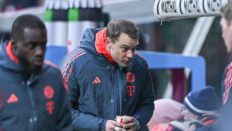 Bayern-Kapit&auml;n Manuel Neuer nahm nach seiner Auswechslung gegen Bremen auf der Bank Platz.