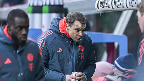 Bayern-Kapit&auml;n Manuel Neuer nahm nach seiner Auswechslung gegen Bremen auf der Bank Platz.