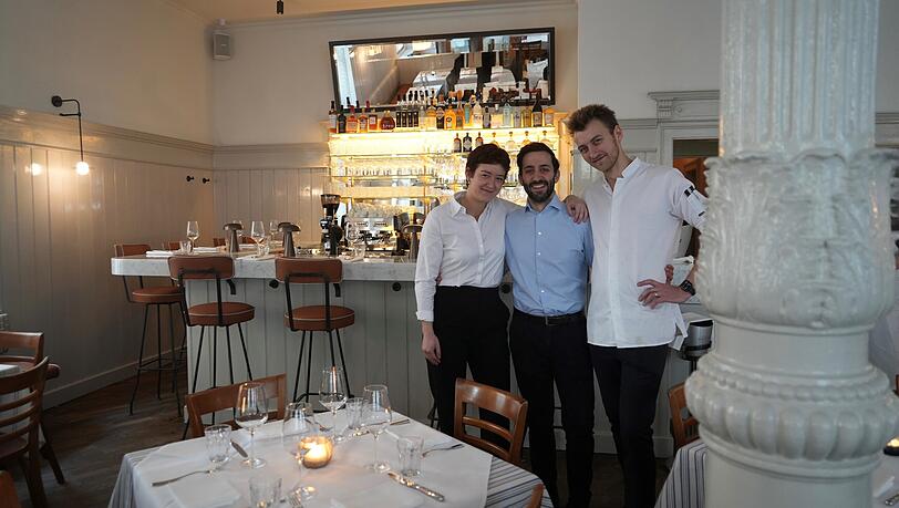 Das Trio (v.l.) Luisa Schill, Francisco Corcoba und Julian Plochberger k&uuml;mmert sich ab sofort im Preysinggarten um die G&auml;ste. Die Pl&auml;tze an den Tischen sind hei&szlig; begehrt. An der Bar gilt &bdquo;first come, first serve&ldquo;.