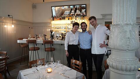 Das Trio (v.l.) Luisa Schill, Francisco Corcoba und Julian Plochberger k&uuml;mmert sich ab sofort im Preysinggarten um die G&auml;ste. Die Pl&auml;tze an den Tischen sind hei&szlig; begehrt. An der Bar gilt &bdquo;first come, first serve&ldquo;.