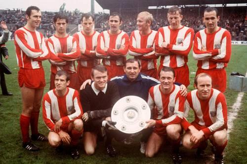 Gustl Starek (4. v.l.. hintere Reihe) feiert 1969 die Meisterschaft mit Beckenbauer, Müller, Maier und Co.
