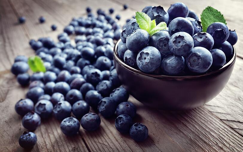 Manche Obstsorten wirken sich besonders positiv auf die Gehirnfunktion aus, so zum Beispiel Heidelbeeren. Diese Beerensorte ist reich an Antioxidantien, insbesondere Flavonoiden, die oxidativen Stress im Gehirn abbauen und Zellschäden reduzieren. Außerdem fördert der Verzehr von Heidelbeeren die Durchblutung des Gehirns und unterstützt die Kommunikation zwischen den Nervenzellen. Manche Obstsorten wirken sich besonders positiv auf die Gehirnfunktion aus, so zum Beispiel Heidelbeeren. Diese Beerensorte ist reich an Antioxidantien, insbesondere Flavonoiden, die oxidativen Stress im Gehirn abbauen und Zellschäden reduzieren. Außerdem fördert der Verzehr von Heidelbeeren die Durchblutung des Gehirns und unterstützt die Kommunikation zwischen den Nervenzellen.