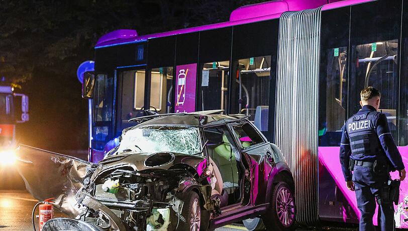 Vier Menschen waren bei dem Unfall in der Nacht schwer verletzt worden. Vier Menschen waren bei dem Unfall in der Nacht schwer verletzt worden.