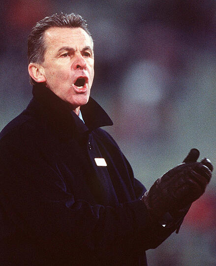Am 18.12.2001 feuert Ottmar Hitzfeld seine Mannschaft an. Das Spiel zwischen FC Bayern München und Borussia Mönchengladbach endet 0-0.