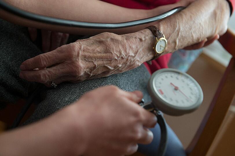 Die bisherigen drei Pflegestufen sollen auf fünf Pflegegrade erweitert werden.