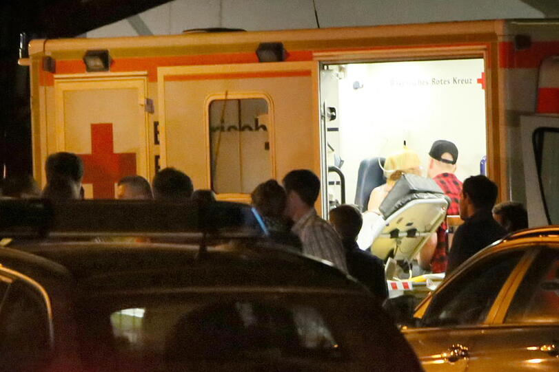 Mehrere Partygäste mussten mit Atembeschwerden behandelt werden - Bilder vom Einsatz in Ampfing
