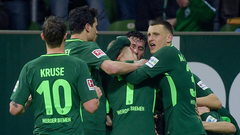 Die Elf von Werder Bremen mit Max Kruse, Thomas Delaney, Florian Kainz, Maximilian Eggestein (von links) feiert den Treffer zum 2:1.