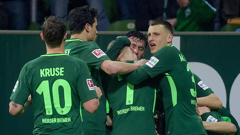 Die Elf von Werder Bremen mit Max Kruse, Thomas Delaney, Florian Kainz, Maximilian Eggestein (von links) feiert den Treffer zum 2:1. Die Elf von Werder Bremen mit Max Kruse, Thomas Delaney, Florian Kainz, Maximilian Eggestein (von links) feiert den Treffer zum 2:1.