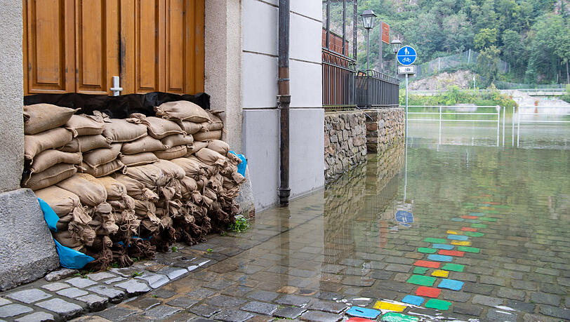 Sandsäcke liegen in der Passauer Altstadt zum Schutz vor dem Hochwasser der Donau vor einer Tür. Sandsäcke liegen in der Passauer Altstadt zum Schutz vor dem Hochwasser der Donau vor einer Tür.