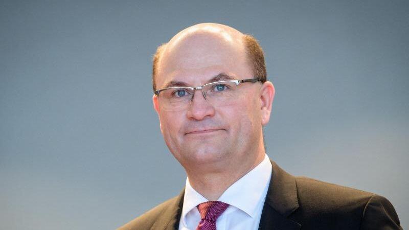 Albert Füracker (CSU), Finanzminister von Bayern, blickt vor Beginn einer Kabinettssitzung in den Raum. Foto: Matthias Balk/Archivbild