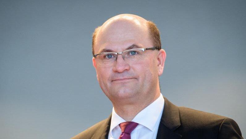 Albert Füracker (CSU), Finanzminister von Bayern, blickt vor Beginn einer Kabinettssitzung in den Raum. Foto: Matthias Balk/Archivbild Albert Füracker (CSU), Finanzminister von Bayern, blickt vor Beginn einer Kabinettssitzung in den Raum. Foto: Matthias Balk/Archivbild