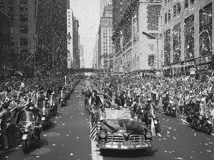 Buzz Aldrin (erstes Auto l-r), Michael Collins und Neil Armstrong werden nach ihrer Rückkehr bei einer Parade auf der 42nd Street in New York im August 1969 gefeiert.