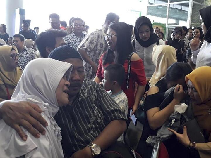 Angehörige der Opfer trösten einander auf dem Depati Amir Airport.