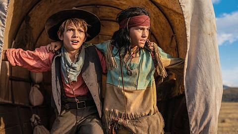 Im Planwagen beweisen Tom Silver (Milo Haaf) und vor allem Winnetou (Mika Ullritz) ihre Tapferkeit.