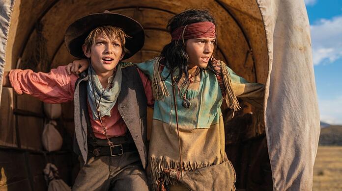 Im Planwagen beweisen Tom Silver (Milo Haaf) und vor allem Winnetou (Mika Ullritz) ihre Tapferkeit.
