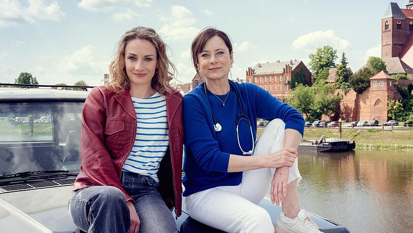 "Mit Herz und Holly: Lichtblicke": Dr. Holly Sass (Karoline Teska, l.) und Dr. Katrin Herz (Inka Friedrich) arbeiten in der kleinen Stadt Tangermünde an der Elbe.