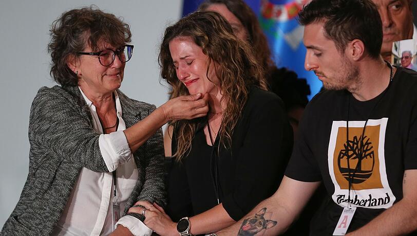 Viele der Angehörigen von Opfern der Flutkatastrophe 2024 in Valencia brachen bei der offiziellen Trauerveranstaltung in Tränen aus. Viele der Angehörigen von Opfern der Flutkatastrophe 2024 in Valencia brachen bei der offiziellen Trauerveranstaltung in Tränen aus.