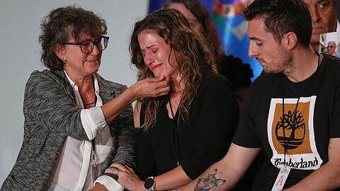 Viele der Angehörigen von Opfern der Flutkatastrophe 2024 in Valencia brachen bei der offiziellen Trauerveranstaltung in Tränen aus.