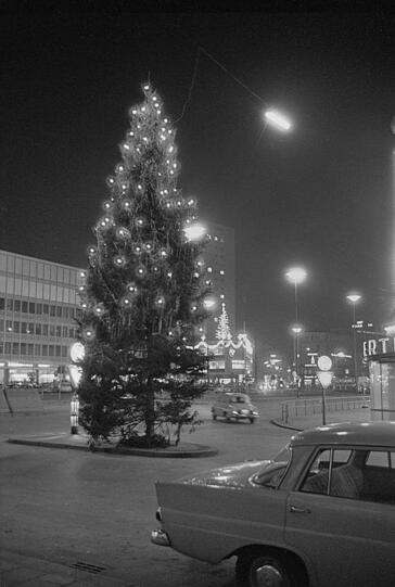 Leuchtender Weihnachtsbaum im Jahr 1964.