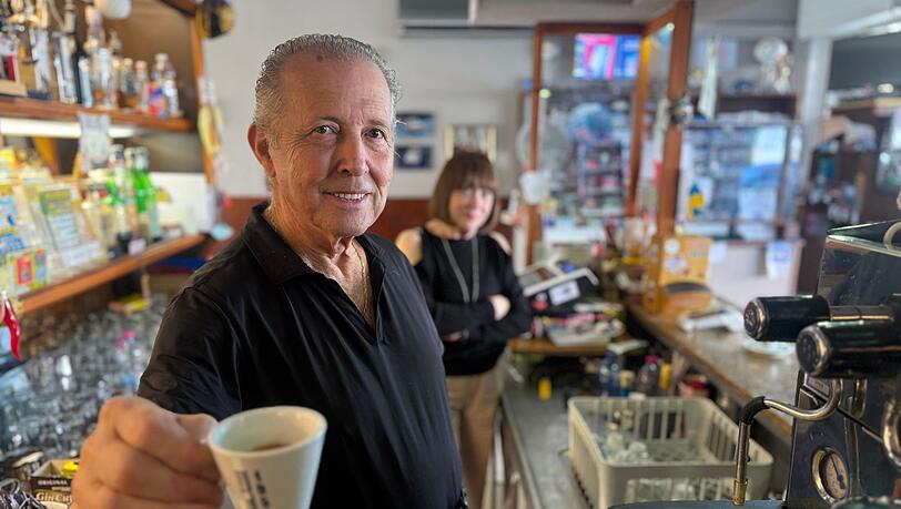 Orlando Paldino zeigt stolz eine Tasse Espresso für 70 Cent. Im Hintergrund steht seine Frau Rosina Furiati. Orlando Paldino zeigt stolz eine Tasse Espresso für 70 Cent. Im Hintergrund steht seine Frau Rosina Furiati.