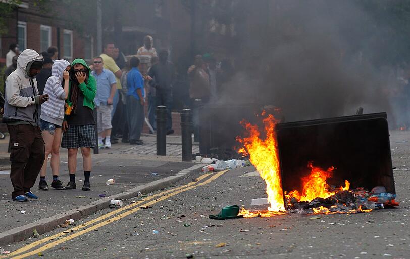 Brennende Autos, aufgebrochene Läden, Gewalt gegen Polizeibeamte und jetzt der erste Tote - seit Samstag Abend dauern die Krawalle in London an.