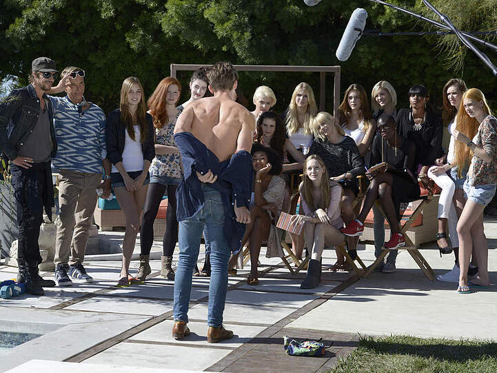 Um die wählerischen Topmodel-Kandidatinnen zu überzeugen, muss Mann zeigen, was er hat