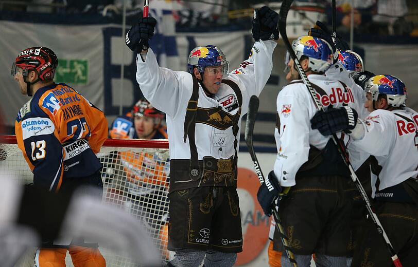EHC-Star Jason Jaffray (l.) feiert sein Rekord-Tor gegen Iserlohn.