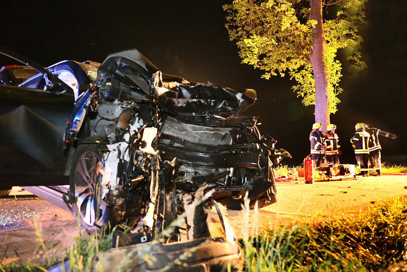 Tödlicher Unfall: In der Alleestraße vor der Ortschaft Tüßling ist ein 55-jähriger Mann mit seinem Pkw auf gerader Fahrbahn nach rechts von der Straße abgekommen und gegen einen Baum geprallt. Die Bilder.