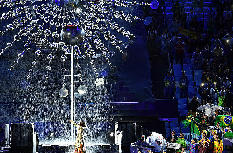 Die Bilder der knallbunten und komplett verregneten Abschlussfeier der olympischen Spiele von Rio.