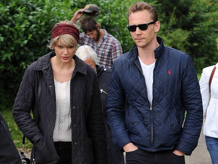 Taylor Swift und Tom Hiddleston: Anfang Juni trennte sich Pop-Star Taylor Swift (26, "Bad Blood") nach 15 Monaten Beziehung von DJ Calvin Harris (32). Ersatz war jedoch schnell gefunden. Nur wenig später turtelte sie mit "Thor"-Star Tom Hiddleston (35). Fotos zeigten die beiden Händchen haltend und schmusend, unter anderem am ersten Juli-Wochenende auf Rhode Island. Alles nur PR, vermuteten viele. Doch dann meldete sich der Schauspieler persönlich zu Wort und erklärte: "Die Wahrheit ist, dass Taylor Swift und ich zusammen sind. Wir sind sehr glücklich. Danke der Nachfrage." Lange gehalten hat das Liebesglück jedoch trotzdem nicht. Nach nur drei Monaten war wieder alles aus. Gerüchten zufolge sei die Trennung von Swift ausgegangen. "Tom wollte die Beziehung stärker der Öffentlichkeit preisgeben, als es Swift lieb war", wusste ein Vertrauter des Paares zu berichten. Aktuell soll Rapper Drake (30) Swifts Herz erobert haben.