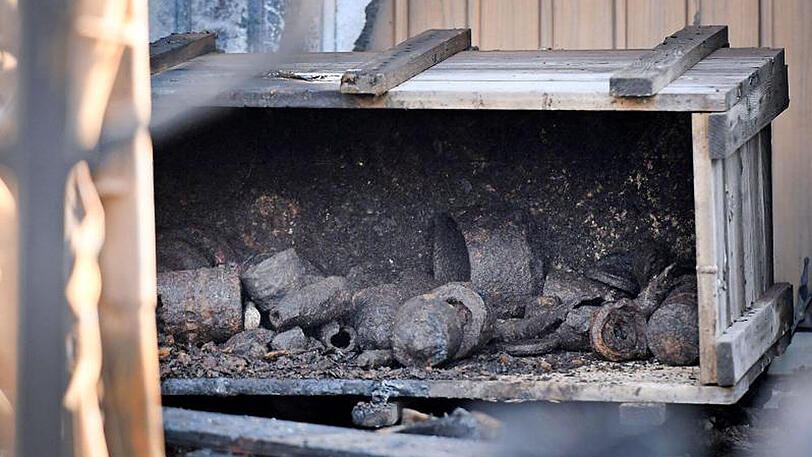 Ein Kiste mit den Resten von Granaten. Die Explosion wurde vermutlich durch die große Hitze ausgelöst.