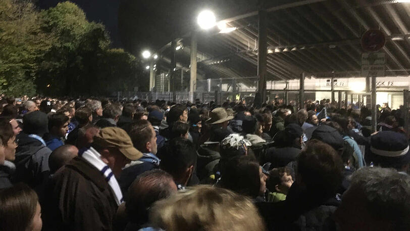 Gedränge vor der Westkurve: Löwen-Fans warten oft (zu) lange an den Eingangstoren des Grünwalder Stadions.