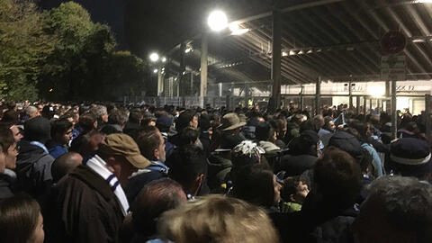 Gedränge vor der Westkurve: Löwen-Fans warten oft (zu) lange an den Eingangstoren des Grünwalder Stadions.