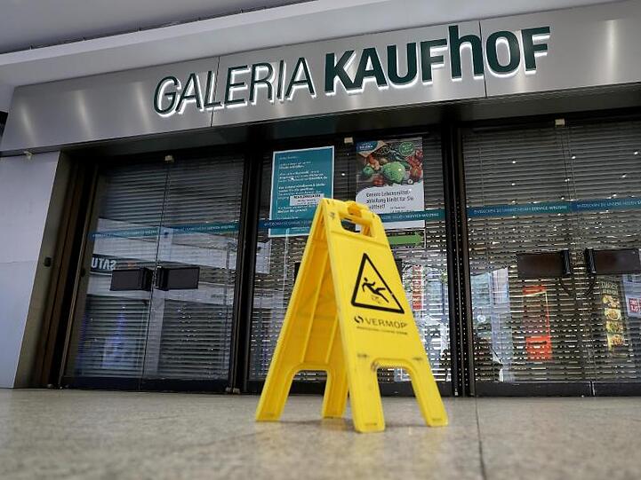 Eine Absperrung steht vor dem Eingang der Warenhauskette Galeria Kaufhof in Köln.