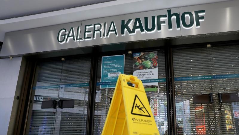 Eine Absperrung steht vor dem Eingang der Warenhauskette Galeria Kaufhof in Köln. Eine Absperrung steht vor dem Eingang der Warenhauskette Galeria Kaufhof in Köln.