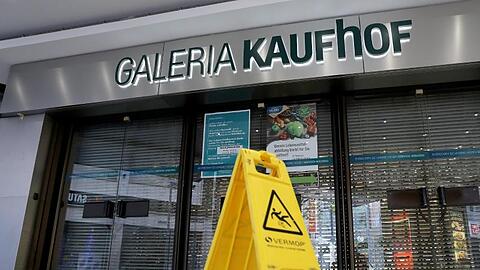 Eine Absperrung steht vor dem Eingang der Warenhauskette Galeria Kaufhof in Köln.