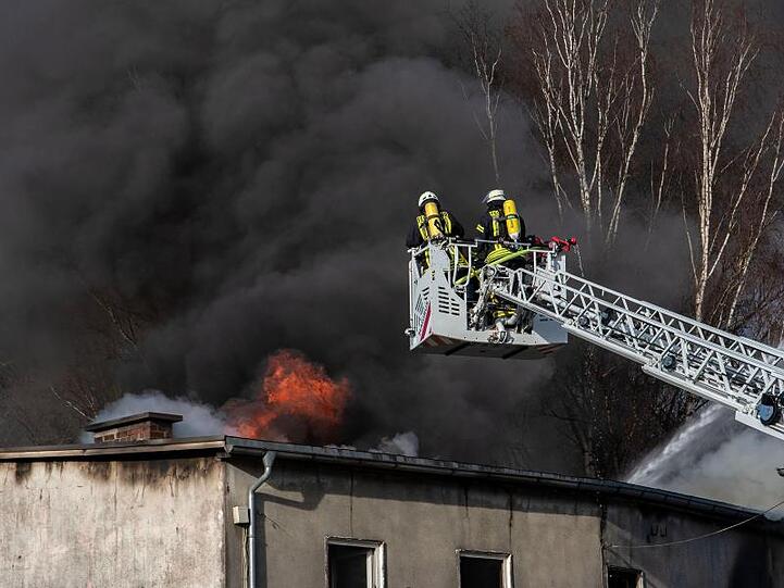 Das Feuer hat aus dem ersten Obergeschoss auf das Dach übergriffen.