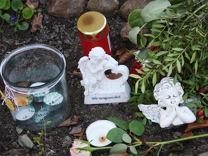 Kerzen und Blumen stehen vor dem Eingang des Hauses, in dem die Leiche der 18-jährigen Maria entdeckt wurde.