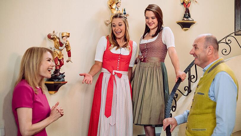Im Jodel-Duett können Nadine (Stefanie Hertel, 2.v.l.) und Katharina (Carina Dengler, 2.v.r.) Uschi (Silke Popp) und Hubert (Bernhard Ulrich) begeistern.