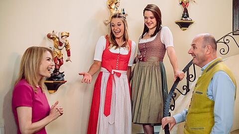 Im Jodel-Duett können Nadine (Stefanie Hertel, 2.v.l.) und Katharina (Carina Dengler, 2.v.r.) Uschi (Silke Popp) und Hubert (Bernhard Ulrich) begeistern.