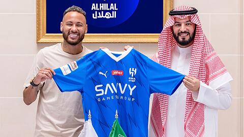 Neymar (l) mit Fahad Bin Saad Bin Nafel, Vorstandsvorsitzender von Al-Hilal.