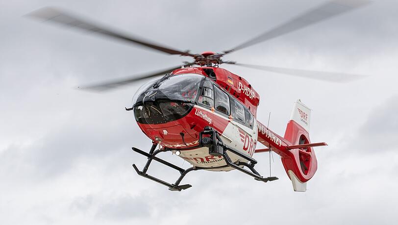 Das kleine Mädchen wurde mit dem Rettungshubschrauber ins Krankenhaus geflogen. (Symbolbild)