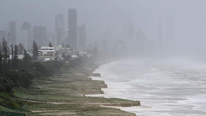 Die hohen Wellen zerstörten bei Touristen beliebte Strände an der Gold Coast.